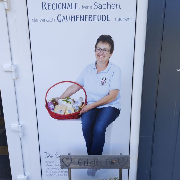 dei speis eingangstür mit foto von Frau Maier